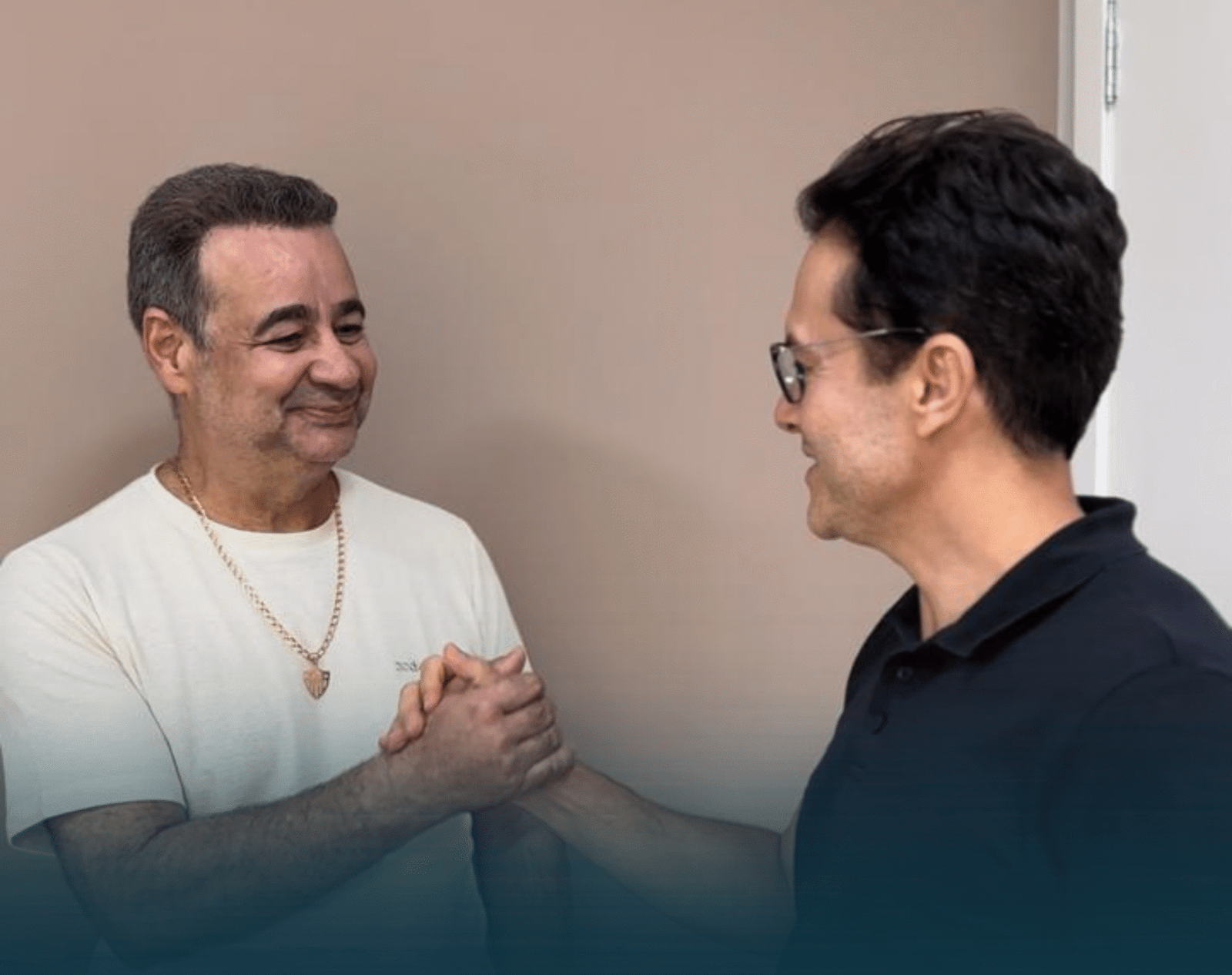 Adailton, 60 anos, com o Dr. Daniel Dourado após o transplante capilar