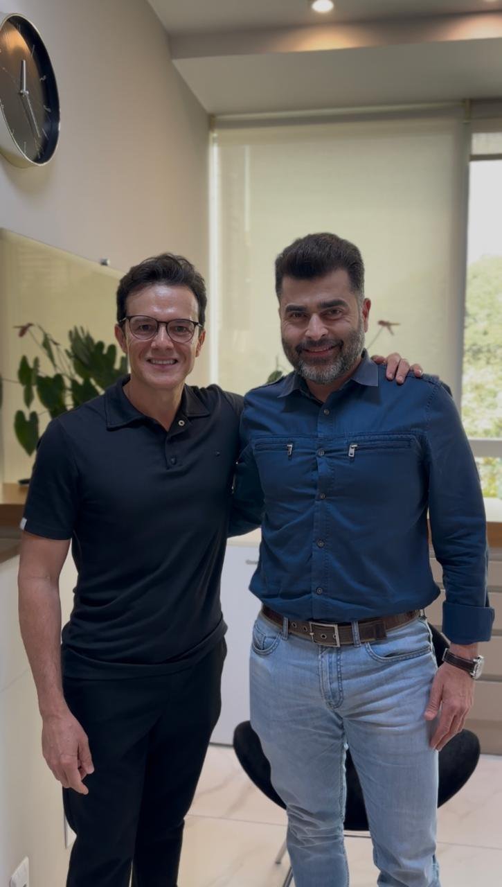 Glauber, 44 anos, com o Dr. Daniel Dourado após o transplante capilar