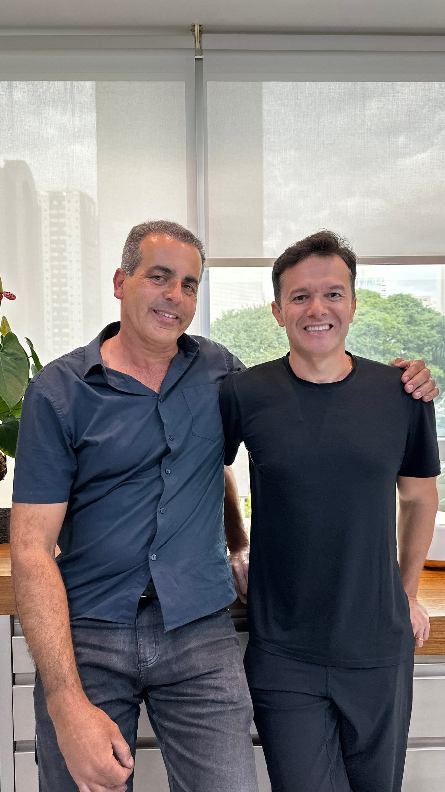 Jean, 51 anos, com o Dr. Daniel Dourado após o transplante capilar
