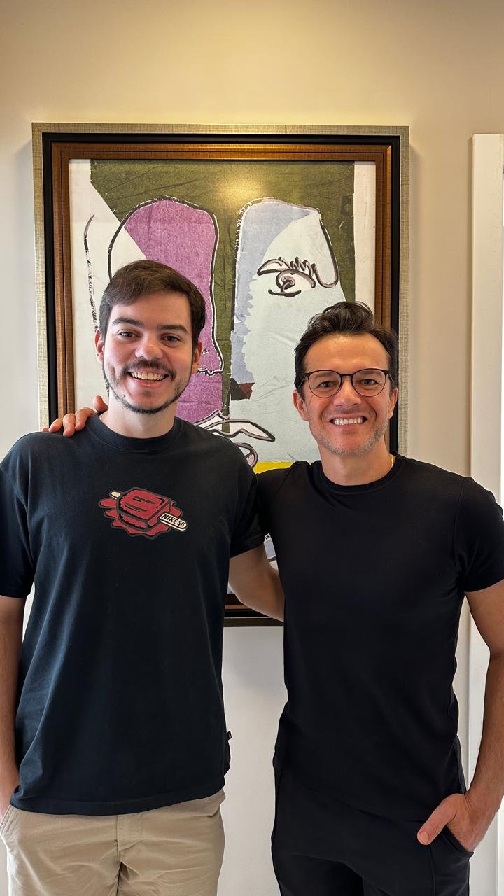 João Pedro, 25 anos, ao lado do Dr. Daniel Dourado após o transplante capilar FUE