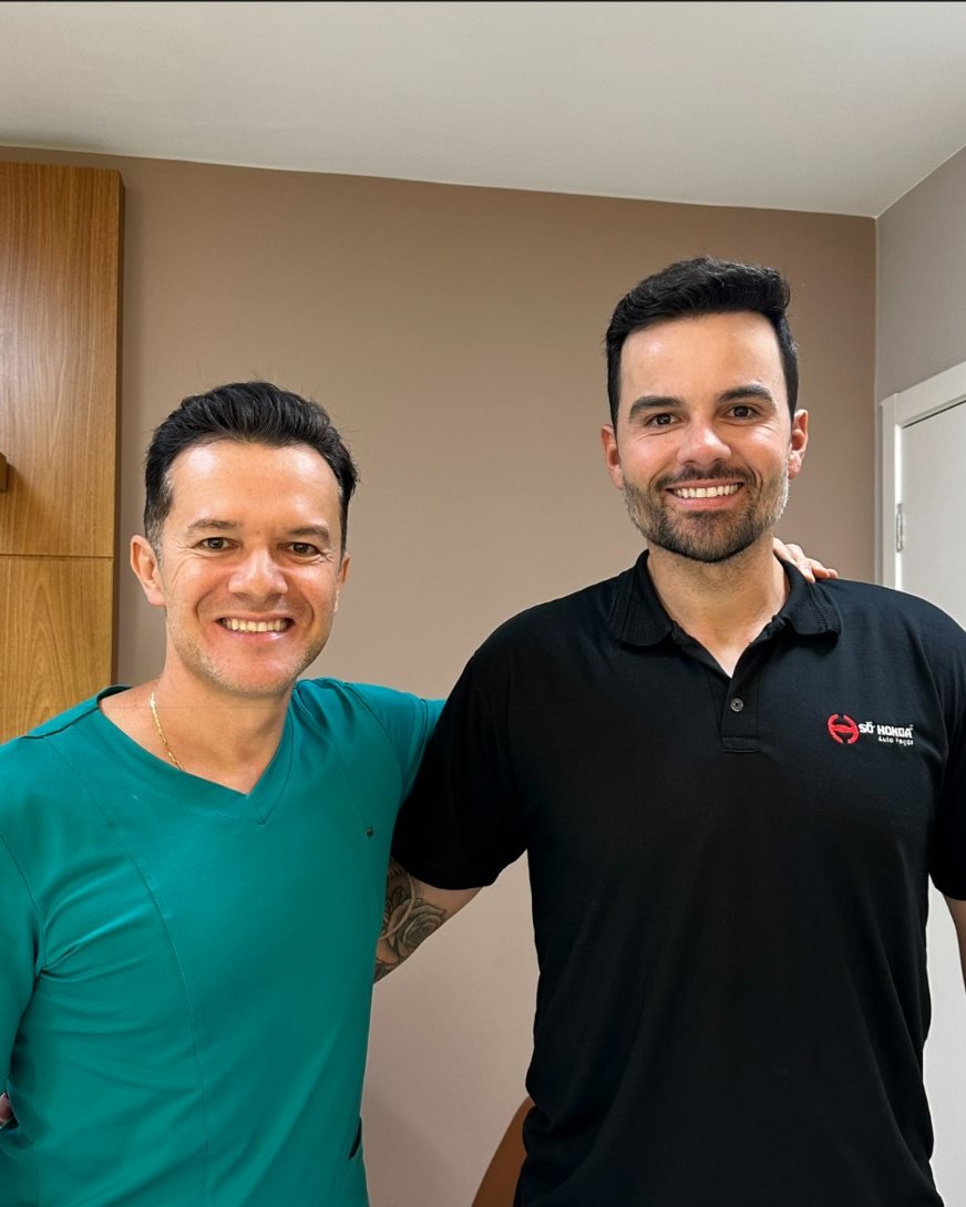 Pedro Henrique ao lado do Dr. Daniel Dourado, mais de 1 ano após o transplante capilar FUE