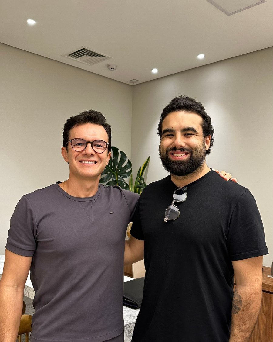 Pedro Lucca, 31 anos, com o Dr. Daniel Dourado após o transplante capilar